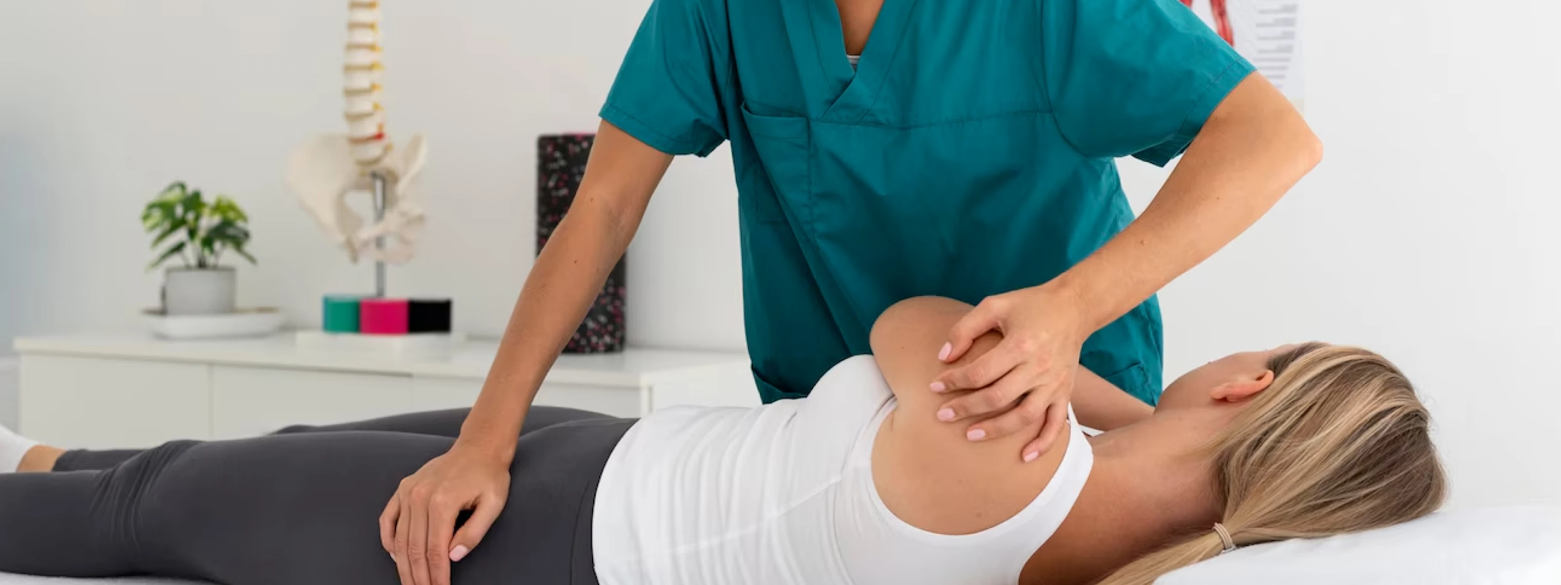 Patient receiving orthopedic physiotherapy